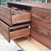 Waschtisch aus amerikanischem Nussbaum massiv, mit vier Schubkasten