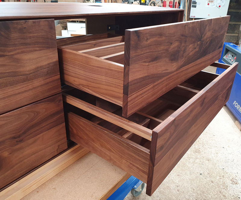 Waschtisch aus amerikanischem Nussbaum massiv, mit vier Schubkasten