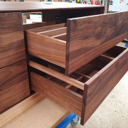 Waschtisch aus amerikanischem Nussbaum massiv, mit vier Schubkasten