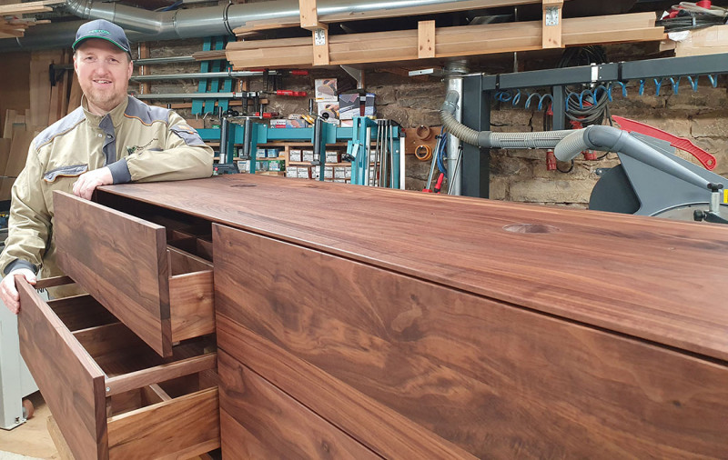 Waschtisch aus amerikanischem Nussbaum massiv, mit vier Schubkasten