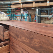 Waschtisch aus amerikanischem Nussbaum massiv, mit vier Schubkasten