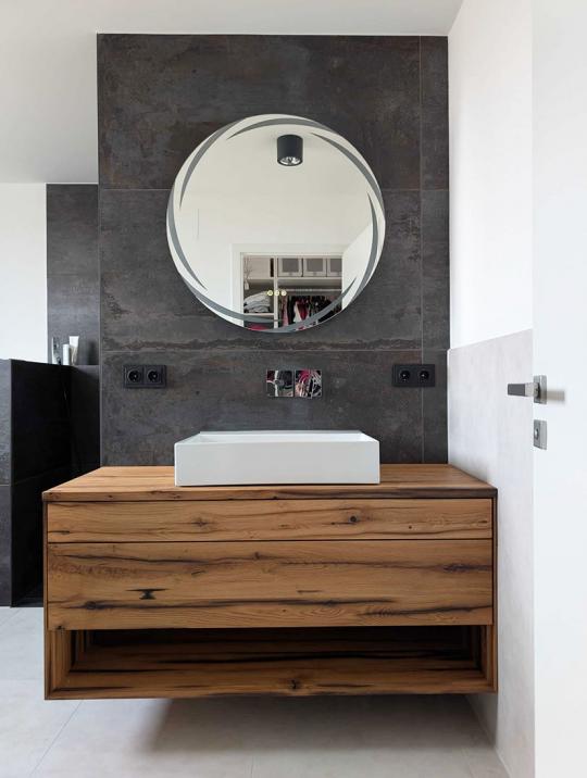 Waschtisch aus original alten Eichenbalken mit zwei Schubkasten