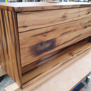 Waschtisch aus original alten Eichenbalken mit zwei Schubkasten