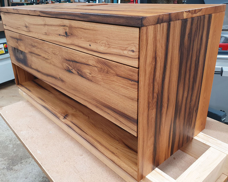 Waschtisch aus original alten Eichenbalken mit zwei Schubkasten