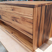 Waschtisch aus original alten Eichenbalken mit zwei Schubkasten