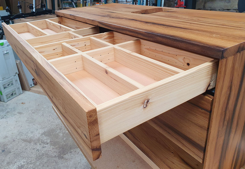 Waschtisch aus original alten Eichenbalken mit zwei Schubkasten