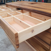 Waschtisch aus original alten Eichenbalken mit zwei Schubkasten