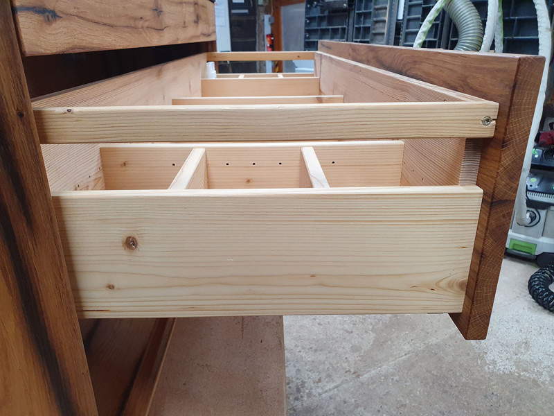 Waschtisch aus original alten Eichenbalken mit zwei Schubkasten