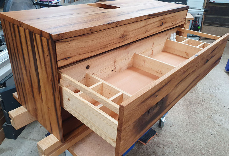 Waschtisch aus original alten Eichenbalken mit zwei Schubkasten