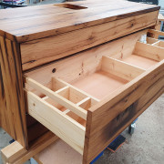 Waschtisch aus original alten Eichenbalken mit zwei Schubkasten