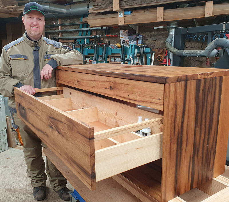 Waschtisch aus original alten Eichenbalken mit zwei Schubkasten