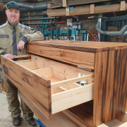 Waschtisch aus original alten Eichenbalken mit zwei Schubkasten